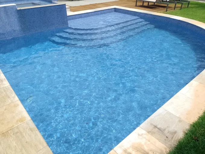 Piscina com prainha e escadas