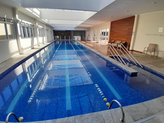 Piscina coberta de raias